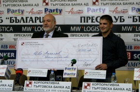 Шампионът по борба Иво Ангелов с втори голям чек от КТБ АД за 2013 г.